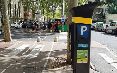 Photo d'un horodateur en zone jaune