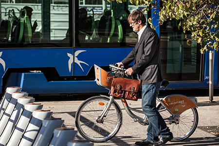 Personne empruntant un v&eacute;lomagg devant une rame ligne 1